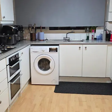 Private * Leeds (West Yorkshire)