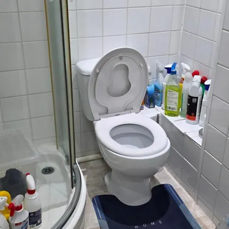 Private * Leeds (West Yorkshire)