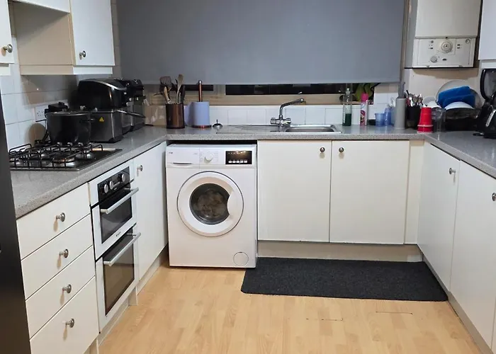 Private * Leeds (West Yorkshire)